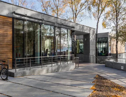 Architekturbeton Fassade — modernes Gebäude mit ConcreAte-Platten