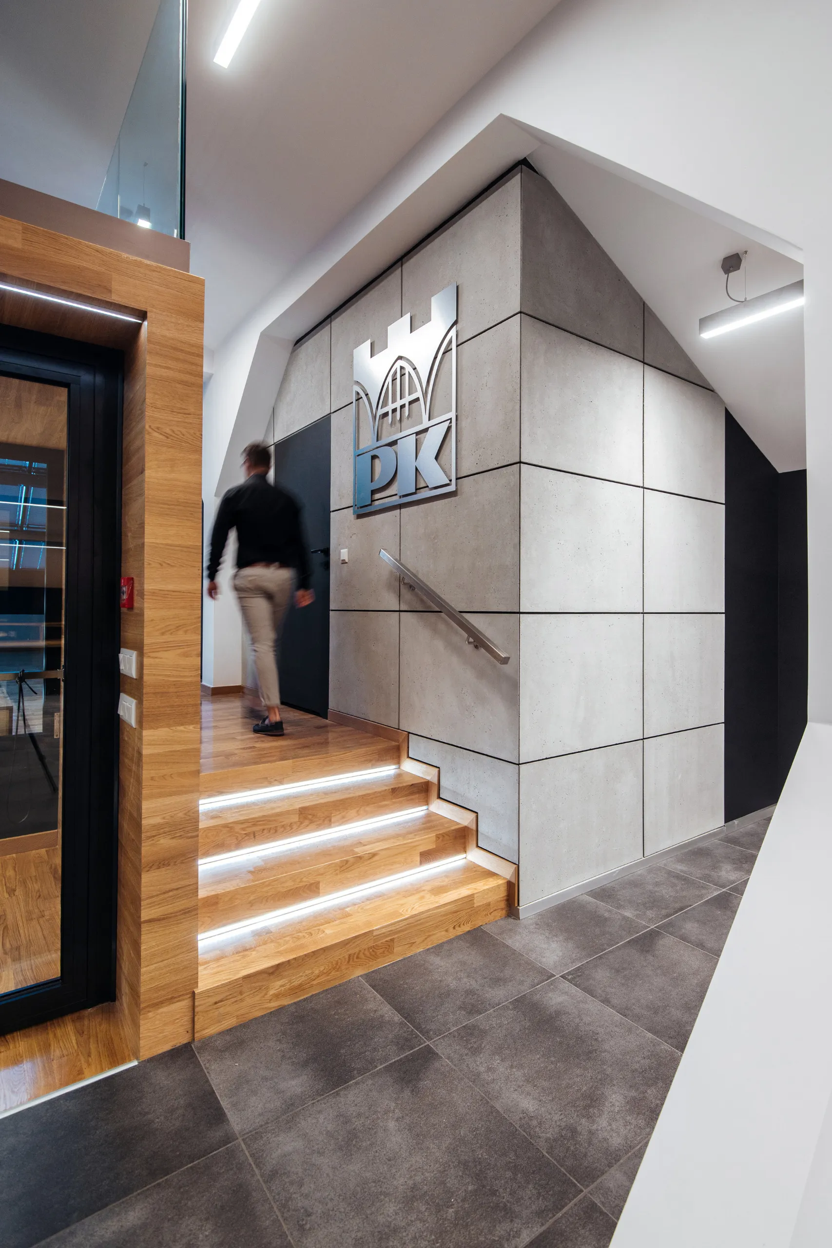 ConcreAte Architekturbeton — Innenraum mit Betonwandplatten