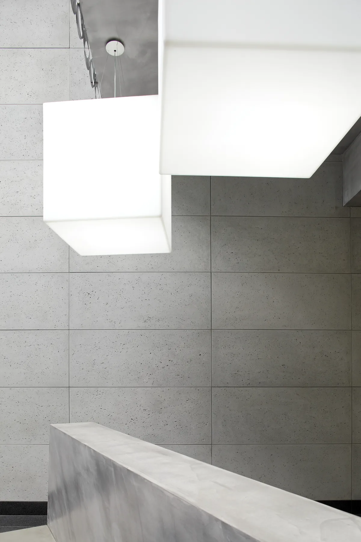 Nowoczesna łazienka z betonowymi ścianami i wanną