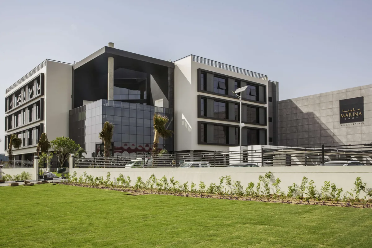 Nowoczesna rezydencja z betonowymi elementami w ogrodzie