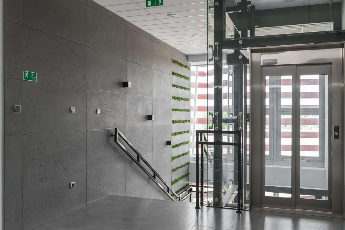 Betonowa klatka schodowa z industrialnymi elementami