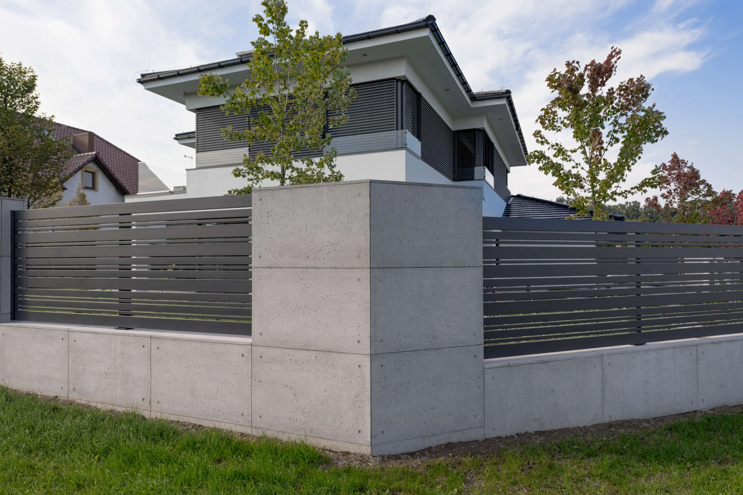 Beton dekoracyjny ConcreAte — realizacja Ogrodzenie / Bolesławiec