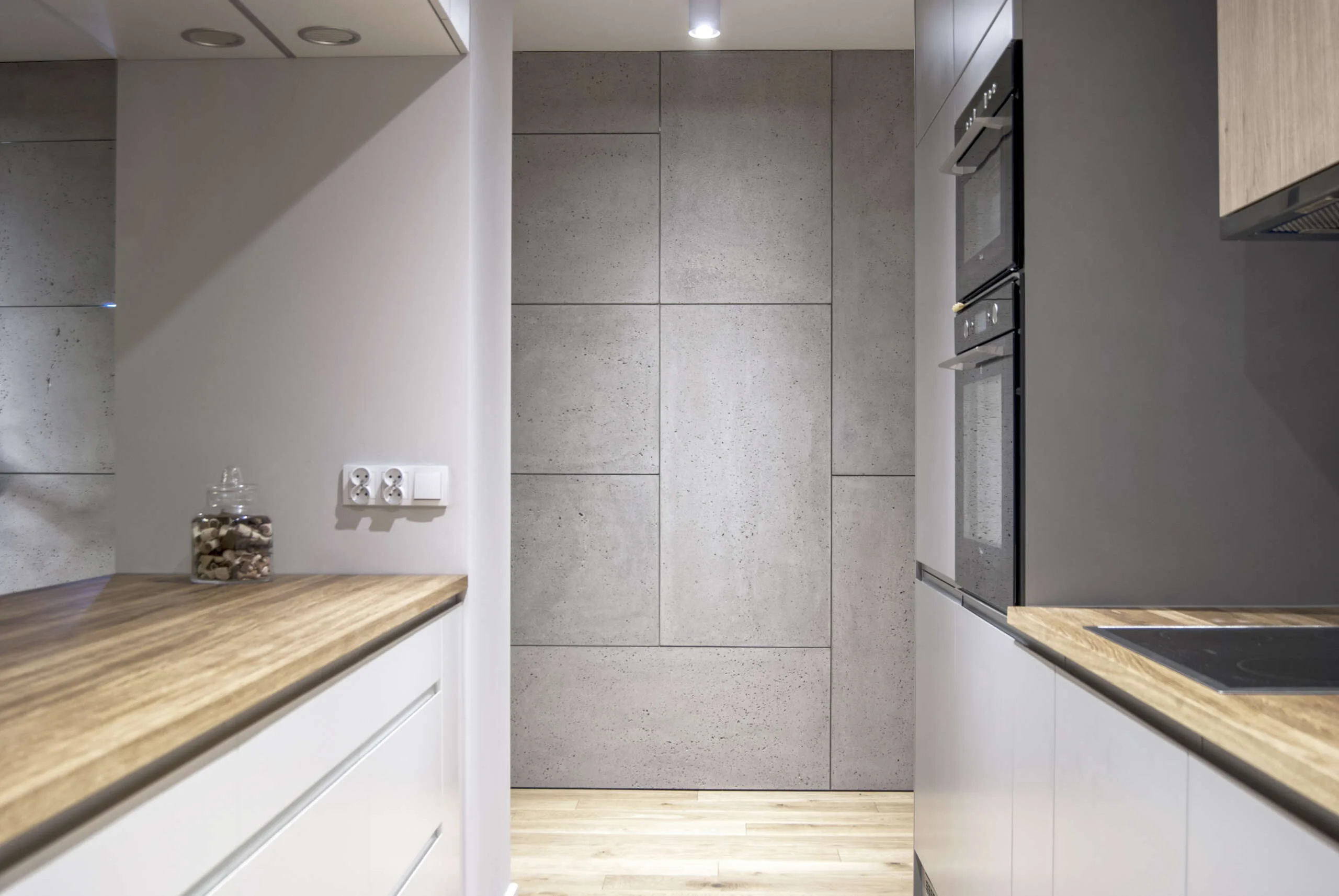 ConcreAte dekorativer Beton — Projekt Perla Verona mieszkanie prywatne / Kraków