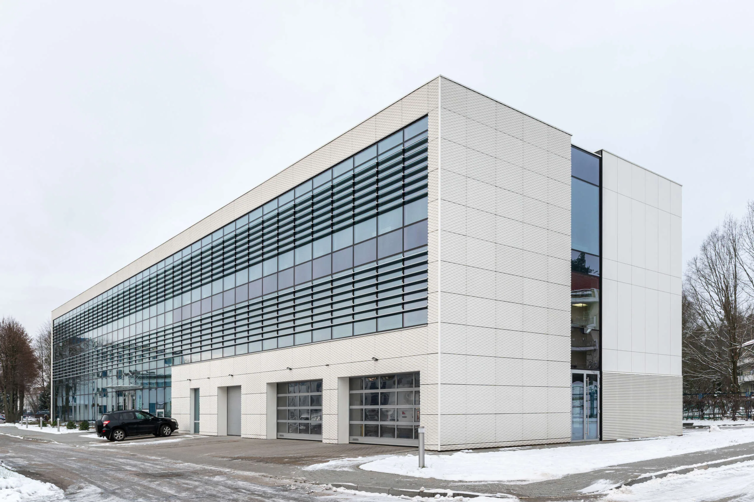 Fassade aus Architekturbeton concreAte pure, Betonplatten mit RECKLI Gascogne Tiefprägung 100x150 cm — PWiK / Olsztyn