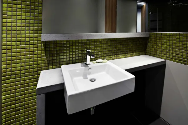 Hol z betonem architektonicznym na ścianie